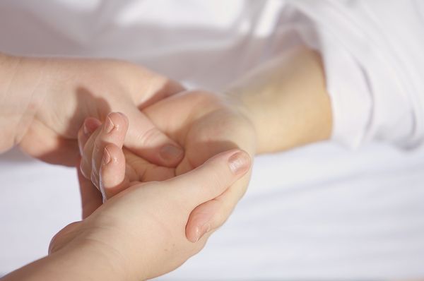 Zdobycie nowych umiejętności: kursy masażu jako krok w przyszłość